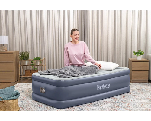 Bestway Luftmatratze mit Frau in einem Schlafzimmer.