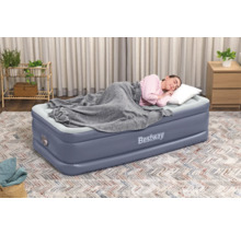 Bestway Luftmatratze mit schlafender Person im Raum.