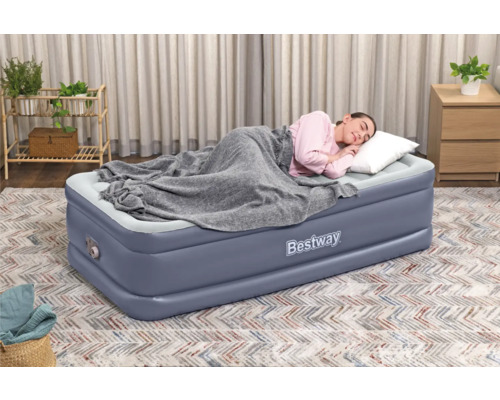 Bestway Luftmatratze mit schlafender Person im Raum.