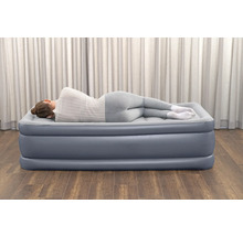 Aufblasbares Gästebett mit schlafender Person
