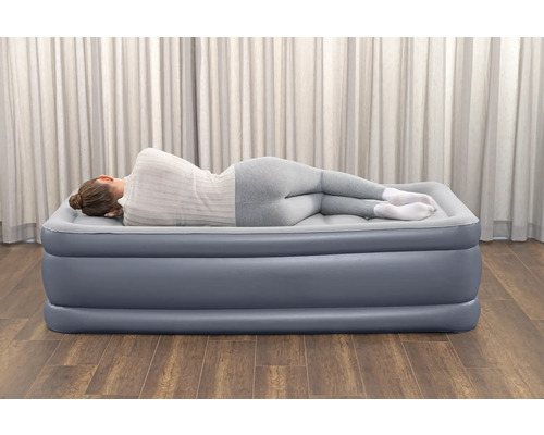 Aufblasbares Gästebett mit schlafender Person