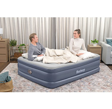 Aufblasbares Gästebett mit zwei Personen im Wohnzimmer.