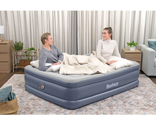 Aufblasbares Gästebett mit zwei Personen im Wohnzimmer.