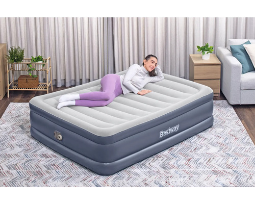 Bestway Luftmatratze mit Frau im Zimmer