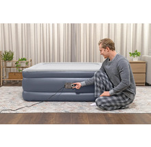 Mann benutzt ein aufblasbares Gästebett mit integrierter Pumpe im Innenraum.