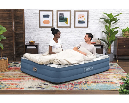 Luftbett mit zwei Personen im Schlafzimmer