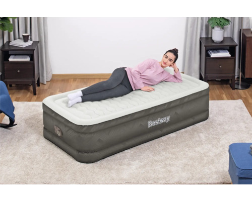 Bestway Luftbett im Wohnzimmer mit liegender Frau
