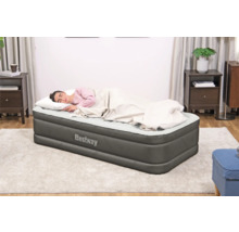 Bestway Luftmatratze mit schlafender Person im Schlafzimmer