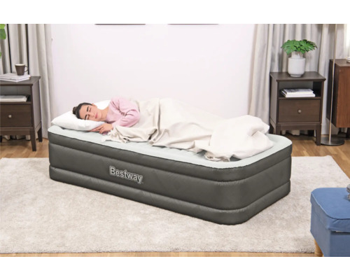 Bestway Luftmatratze mit schlafender Person im Schlafzimmer