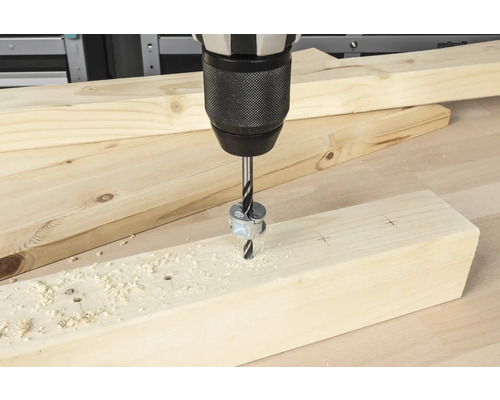 Holzbohrer bohrt Loch in Holzbrett