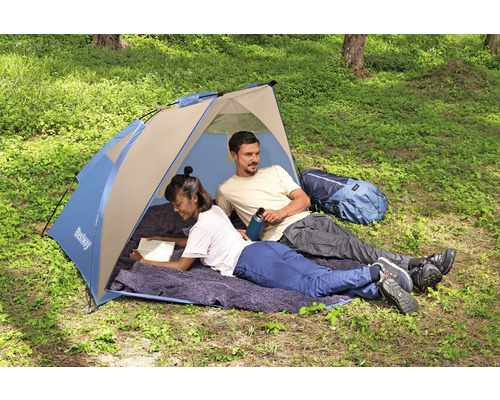 Paar entspannt in einem Campingzelt der Marke Bestway auf einer Wiese.