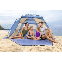 Familie entspannt in einem Strandzelt am Meer.