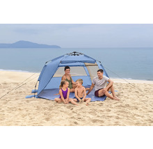 Familie entspannt in einem Strandzelt am Meer.