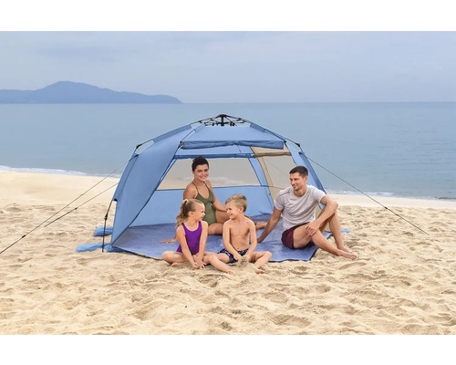 Familie entspannt in einem Strandzelt am Meer.