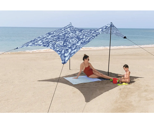 Strandszene mit Sonnensegel, Frau und Kind