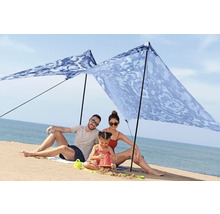 Familie unter einem Sonnensegel am Strand