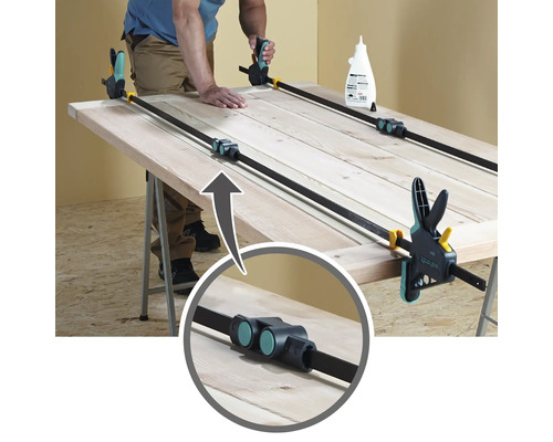 Verleimte Holztür mit Zwingen auf einer Werkbank.