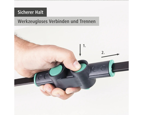 Eine Hand betätigt den Knopf einer Werkzeugverbindung.