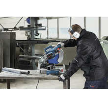 Metallbandsäge mit Bediener beim Schneiden von Metall