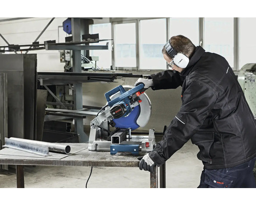 Metallbandsäge mit Bediener beim Schneiden von Metall