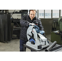 Ein Mann bedient eine Bosch Metallsäge zum Schneiden von Metall.