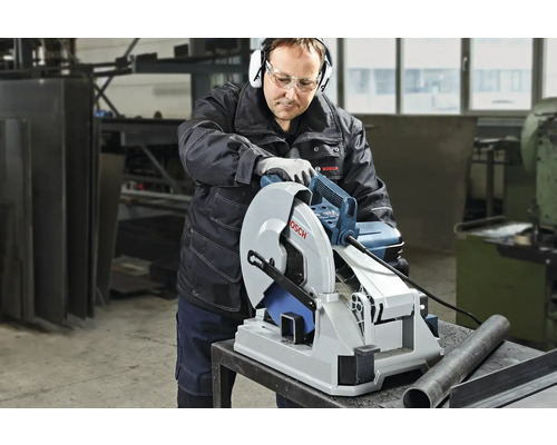 Ein Mann bedient eine Bosch Metallsäge zum Schneiden von Metall.