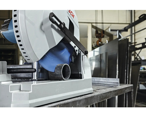 Bosch Metallsäge schneidet Metallrohr