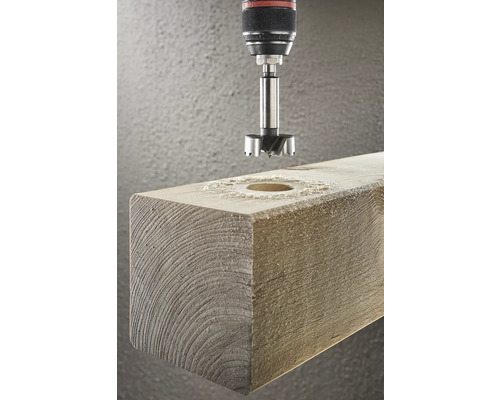 Forstnerbohrer beim Bohren eines Lochs in ein Holzbrett