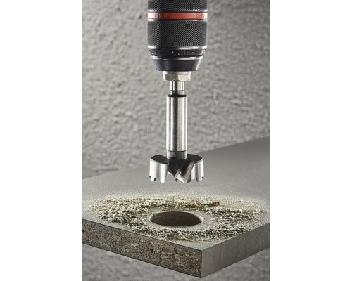 Forstnerbohrer im Einsatz zum Bohren eines Lochs in ein Werkstück