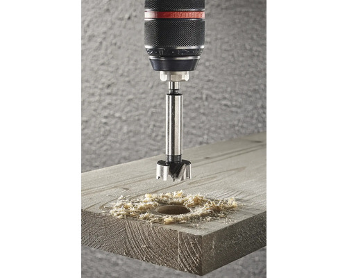 Forstnerbohrer bohrt Loch in Holz