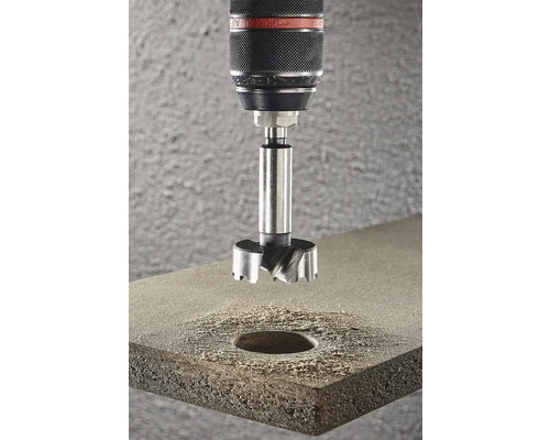 Forstnerbohrer beim Bohren eines Lochs in Holz