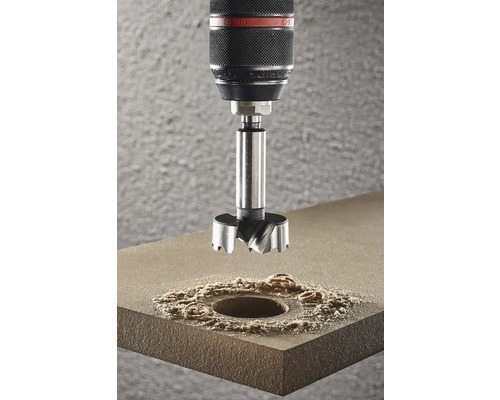 Forstnerbohrer beim Bohren eines Lochs in ein Holzbrett