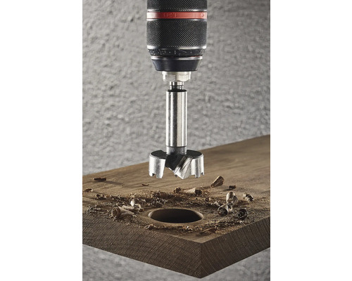 Forstnerbohrer beim Bohren eines Lochs in ein Holzbrett