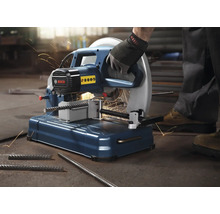 Metalltrennschleifer beim Schneiden von Metallstangen mit Funkenflug