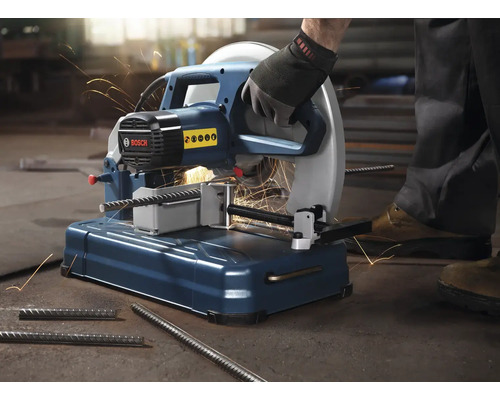 Metalltrennschleifer beim Schneiden von Metallstangen mit Funkenflug