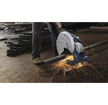Metalltrennschleifer im Einsatz mit Bosch Logo.