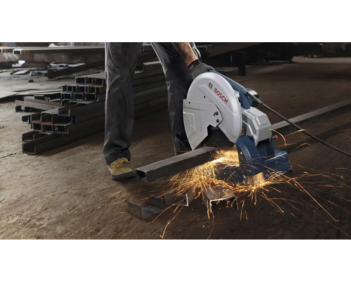 Metalltrennschleifer im Einsatz mit Bosch Logo.