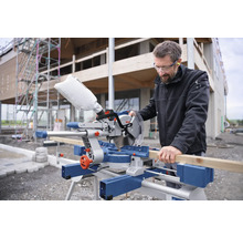 Mann schneidet Holz mit einer Kapp- und Gehrungssäge von Bosch auf einer Baustelle
