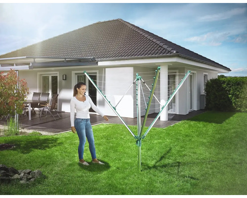 Drehflügelwäscheständer im Garten mit einer Frau