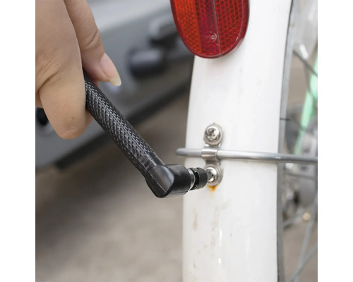 Fahrradpumpe an einem Fahrradreifenventil.