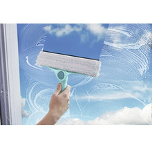 Fensterreiniger mit Wischbezug und Abzieher im Einsatz auf einer Fensterscheibe