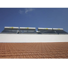 Solaranlage mit Röhrenkollektoren auf einem Dach