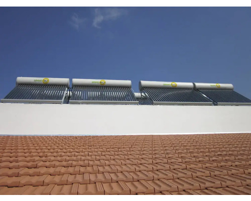 Solaranlage mit Röhrenkollektoren auf einem Dach