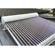 Solaranlage mit Vakuumröhrenkollektoren auf einem Dach