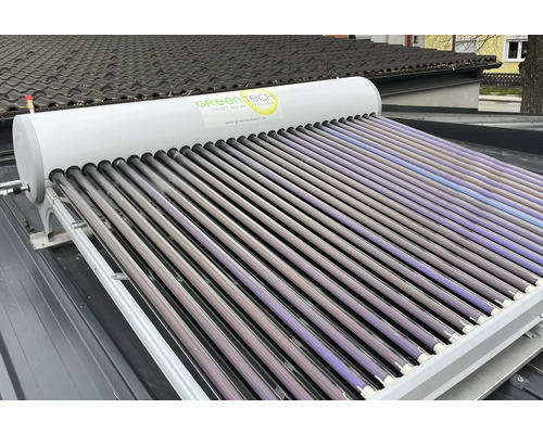 Solaranlage mit Vakuumröhrenkollektoren auf einem Dach