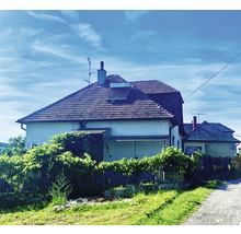 Haus mit Ziegeldach, Solarkollektor und Antenne