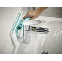 Reinigung einer Badezimmerwand mit einem Badwischer neben einem Waschbecken.