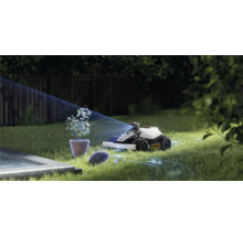 Szene im Garten mit Rasenmähroboter, der einen virtuellen Begrenzungsdraht einrichtet.