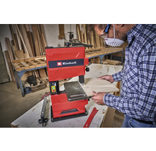 Einhell Bandsäge mit Benutzer beim Schneiden von Holz