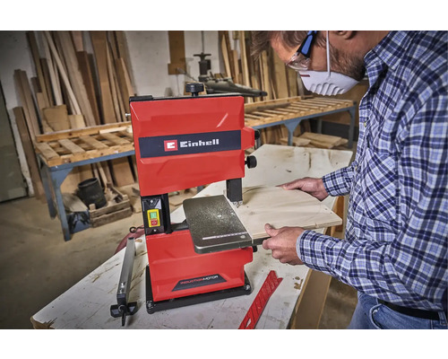 Einhell Bandsäge mit Benutzer beim Schneiden von Holz